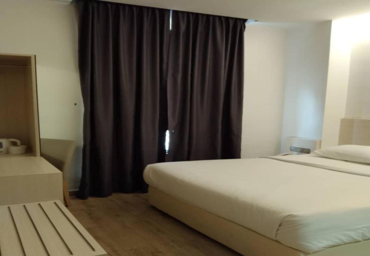Minimalist Hotel Джохор-Бару Екстер'єр фото